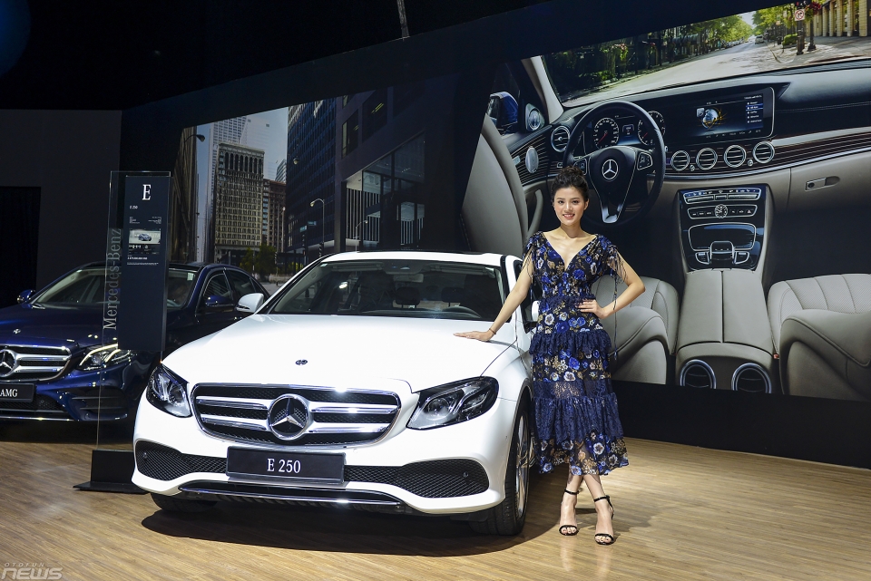 Ngắm Mercedes-Benz E250: Thêm trang bị, giá vẫn 2,5 tỷ đồng chiem nguong mercedes benz e250 trang muot ban cap nhat gia 24 ty dong