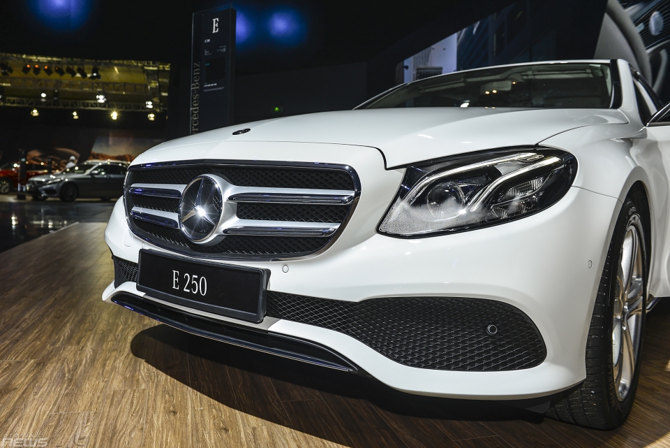 Ngắm Mercedes-Benz E250: Thêm trang bị, giá vẫn 2,5 tỷ đồng chiem nguong mercedes benz e250 trang muot ban cap nhat gia 24 ty dong