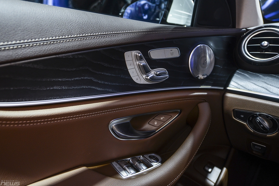 Ngắm Mercedes-Benz E250: Thêm trang bị, giá vẫn 2,5 tỷ đồng chiem nguong mercedes benz e250 trang muot ban cap nhat gia 24 ty dong
