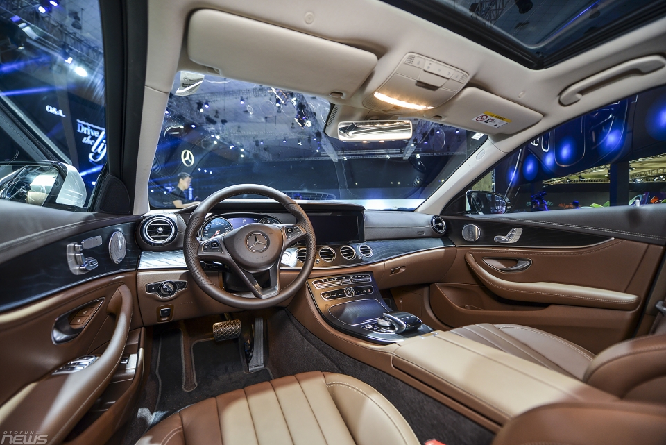 Ngắm Mercedes-Benz E250: Thêm trang bị, giá vẫn 2,5 tỷ đồng chiem nguong mercedes benz e250 trang muot ban cap nhat gia 24 ty dong