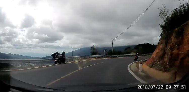 Hú hồn với pha ôm cua của "phượt thủ" đi Yamaha Exciter hu hon voi pha om cua cua phuot thu di yamaha exciter