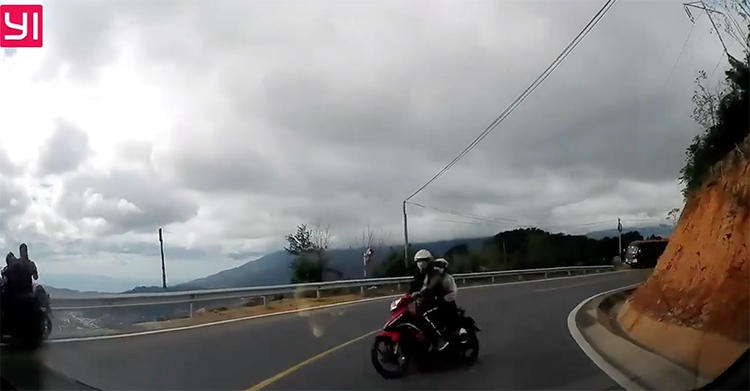 Hú hồn với pha ôm cua của "phượt thủ" đi Yamaha Exciter hu hon voi pha om cua cua phuot thu di yamaha exciter