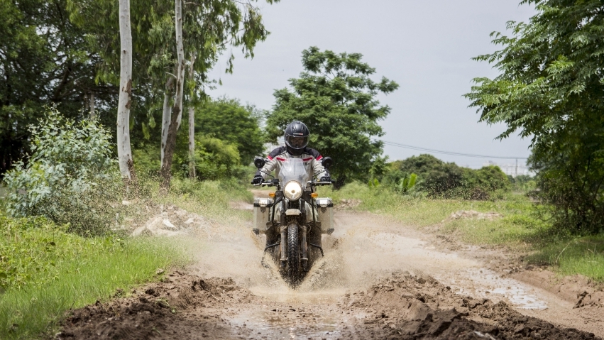 Nửa ngày "phiêu lưu" cùng Royal Enfield Himalayan