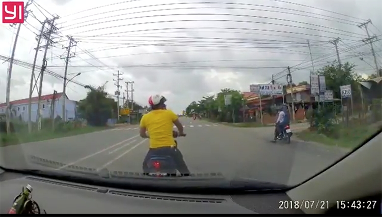 "Trẻ trâu" đánh võng, thách thức lái xe ô tô tre trau danh vong thach thuc lai xe o to