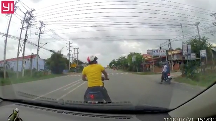 "Trẻ trâu" đánh võng, thách thức lái xe ô tô