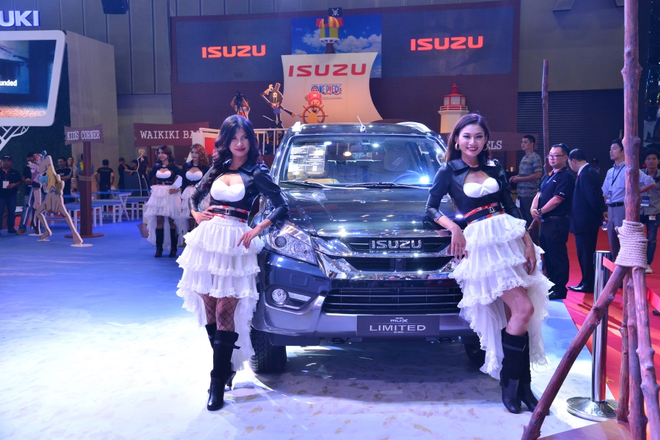vms 2017 isuzu gop mat tai trien lam voi bo ba xe da dung doc dao