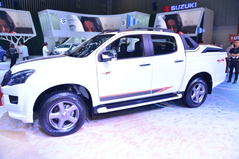 vms 2017 isuzu gop mat tai trien lam voi bo ba xe da dung doc dao