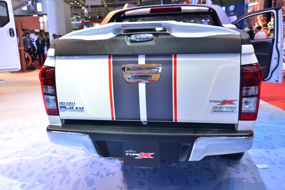 vms 2017 isuzu gop mat tai trien lam voi bo ba xe da dung doc dao
