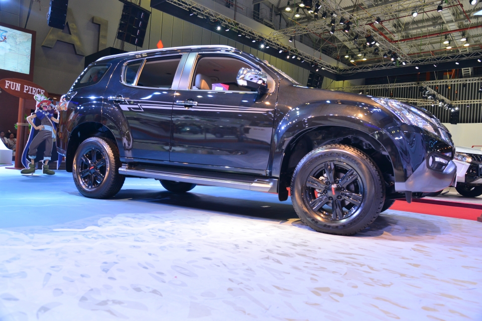vms 2017 isuzu gop mat tai trien lam voi bo ba xe da dung doc dao