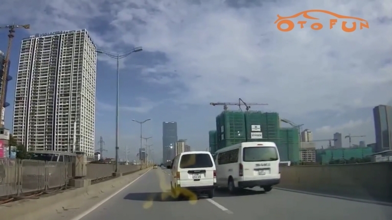 Lấn làn không quan sát, tài xế nhận bài học thích đáng