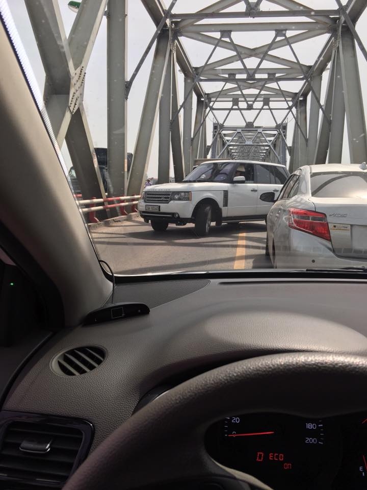 Ngỡ ngàng xe sang Range Rover quay đầu trên cầu Chương Dương ngo ngang xe sang range rover quay dau tren cau chuong duong