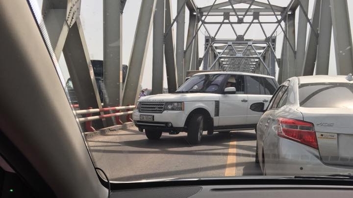 Ngỡ ngàng xe sang Range Rover quay đầu trên cầu Chương Dương