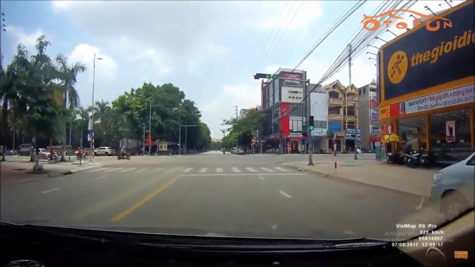 Bắc Ninh: Ô tô thản nhiên vượt đèn đỏ giữa ngã tư đường bac ninh o to than nhien vuot den do giua nga tu duong