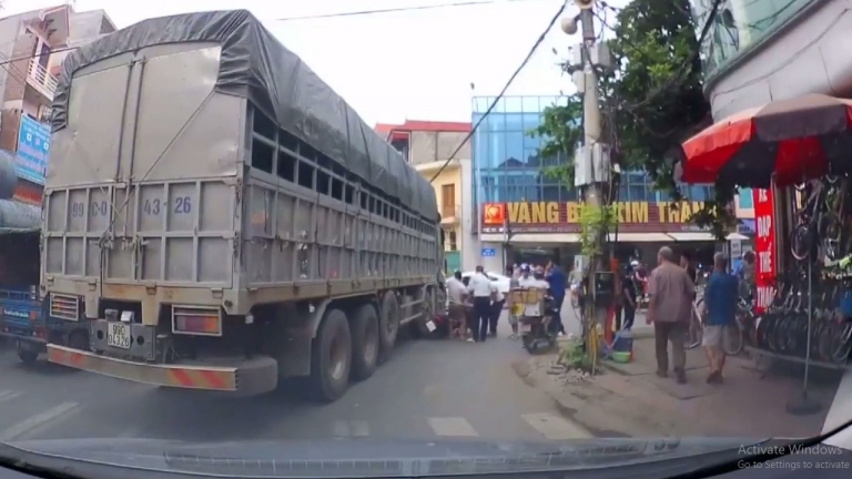 Xe máy luôn mong manh trước "hung thần" xe tải