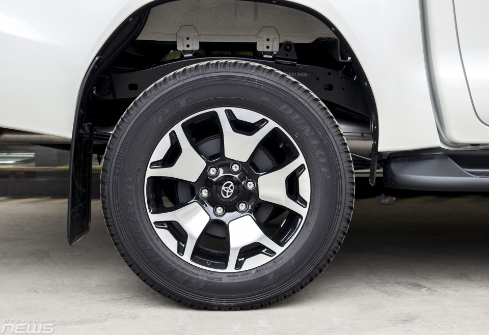 toyota hilux 2018 cu lot xac hoan hao