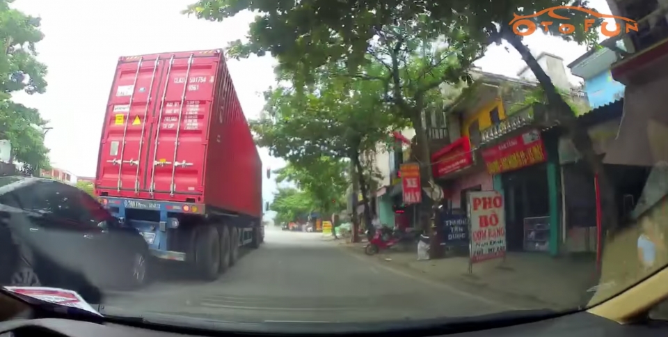 Kia Forte "chọi" xe container và cái kết buồn kia forte choi xe container va cai ket buon