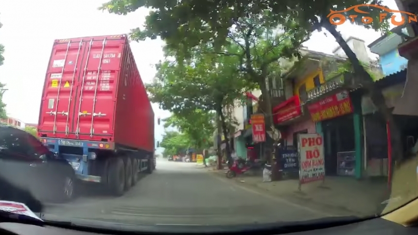 Kia Forte "chọi" xe container và cái kết buồn
