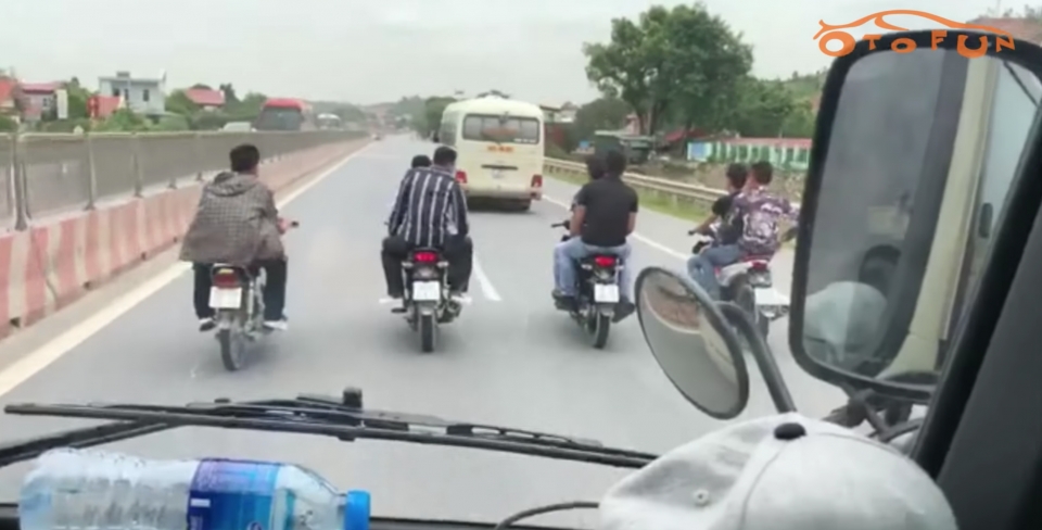 bon xe may dan hang ngang tren quoc lo 1a gay bat binh du luan