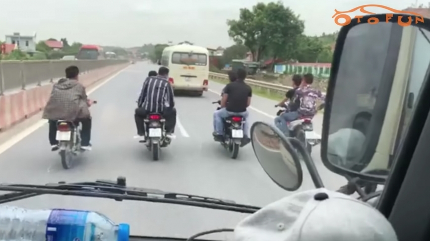 4 xe máy dàn hàng ngang trên quốc lộ 1A gây bất bình dư luận