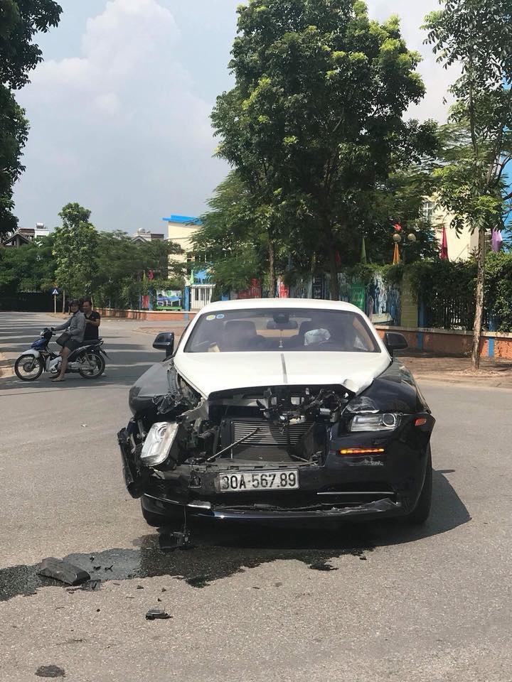Rolls-Royce Wraith biển “san bằng tất cả” hạ đo ván Honda CR-V rolls royce uaith bien san bang tat ca ha do van honda cr v
