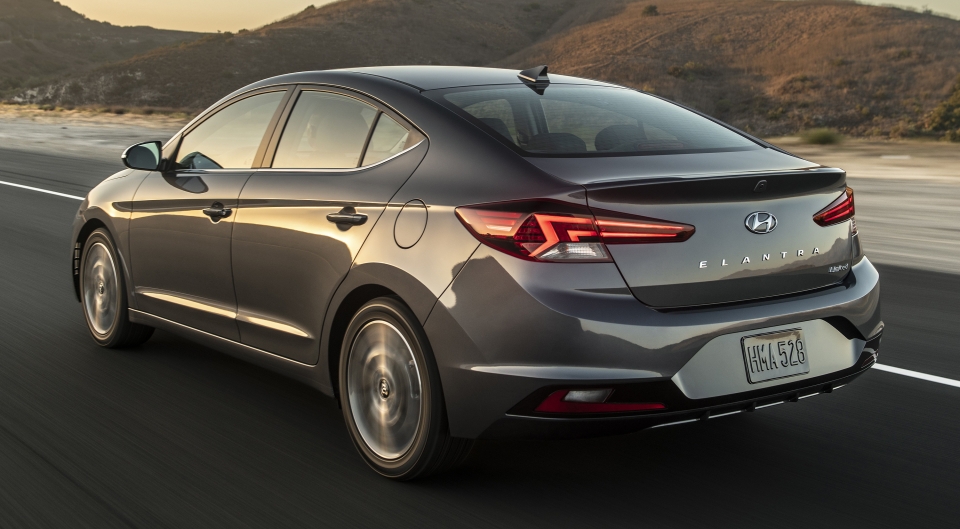 Hyundai Elantra 2019: Ngoại hình táo bạo, thêm gói an toàn Smart Sense hyundai elantra 2019 ngoai hinh tao bao them goi an toan smart sense