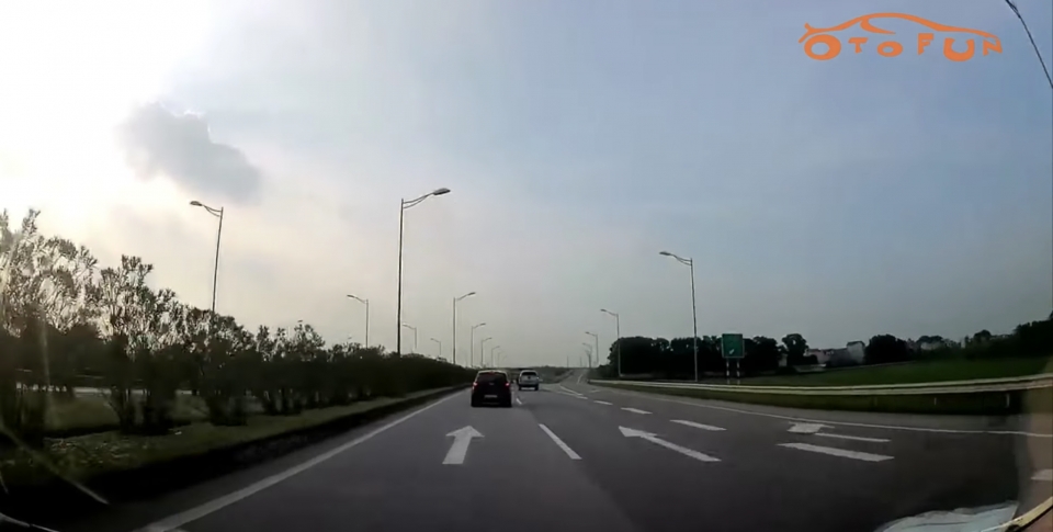 Hết hồn pha dừng xe bất ngờ trên cao tốc Hà Nội - Thái Nguyên het hon pha dung xe bat ngo tren cao toc ha noi thai nguyen