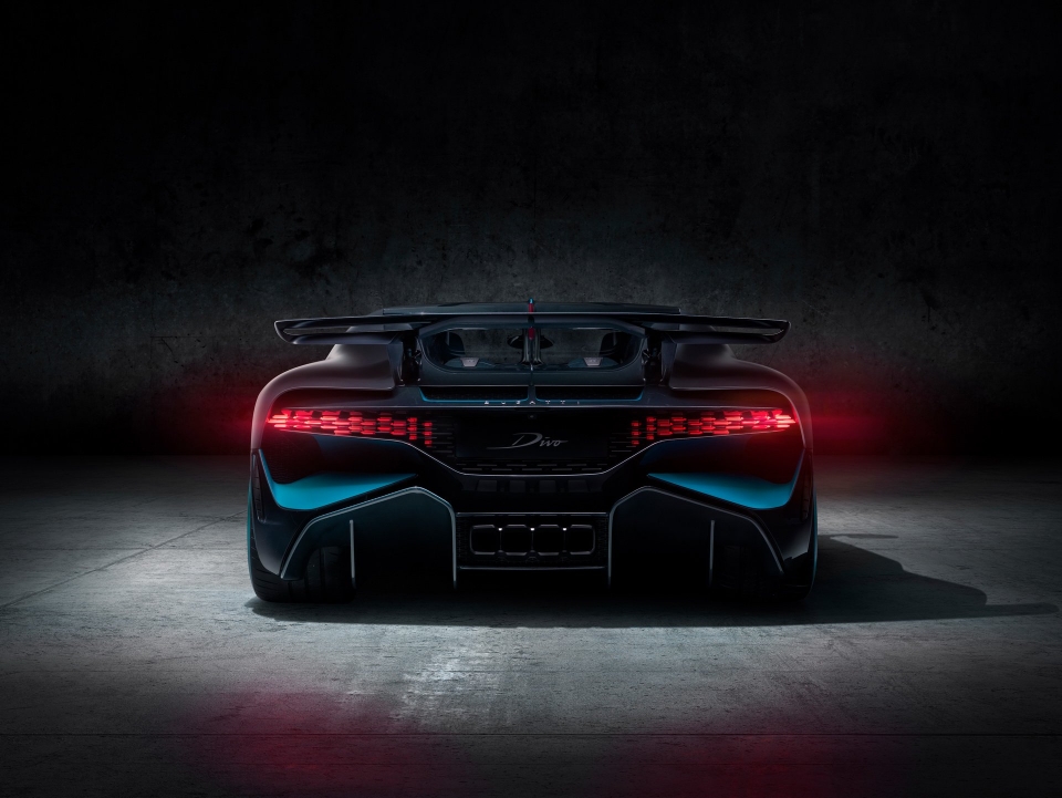 Chiêm ngưỡng siêu xe thể thao Bugatti Divo trị giá gần 6 triệu USD chiem nguong sieu xe the thao bugatti divo tri gia gan 6 trieu usd