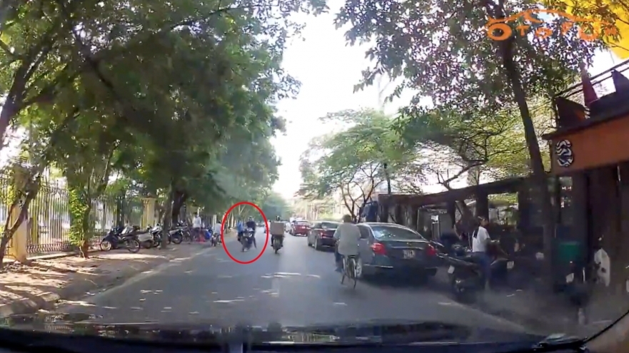 Sang đường không quan sát, người đi bộ "đụng độ" xe máy