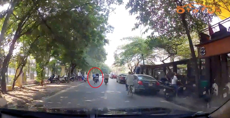 Sang đường không quan sát, người đi bộ "đụng độ" xe máy sang duong khong quan sat nguoi di bo dung do xe may