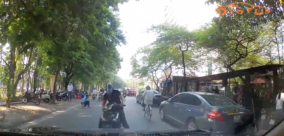 Sang đường không quan sát, người đi bộ "đụng độ" xe máy sang duong khong quan sat nguoi di bo dung do xe may
