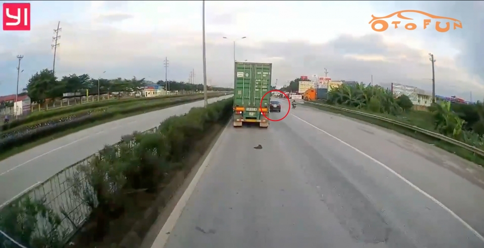 Ba xe ô tô va chạm liên hoàn trên Quốc lộ 5 ba xe o to va cham lien hoan tren quoc lo 5