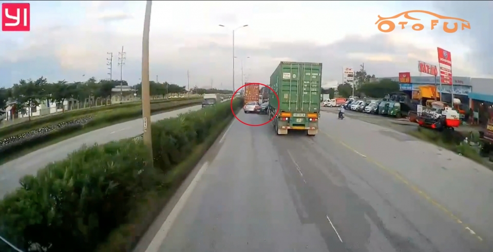 Ba xe ô tô va chạm liên hoàn trên Quốc lộ 5 ba xe o to va cham lien hoan tren quoc lo 5