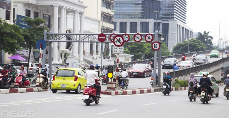Bất chấp biển cấm, hàng loạt xe máy vẫn thản nhiên đi lên cầu vượt bat chap bien cam hang loat xe may van than nhien di len cau vuot