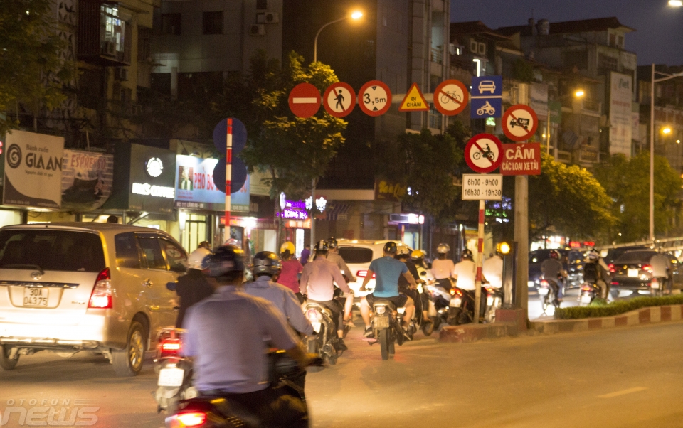 Bất chấp biển cấm, hàng loạt xe máy vẫn thản nhiên đi lên cầu vượt bat chap bien cam hang loat xe may van than nhien di len cau vuot