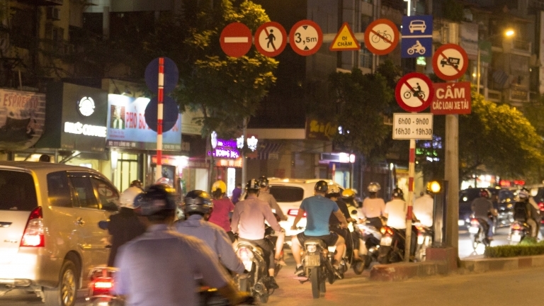 Bất chấp biển cấm, hàng loạt xe máy vẫn thản nhiên đi lên cầu vượt