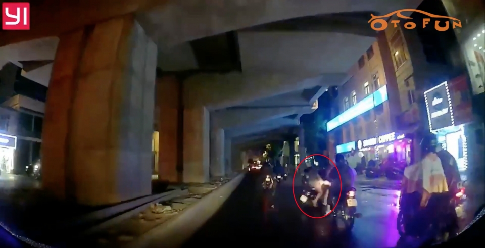vap phai o ga piaggio vespa do duong o pho hoang cau