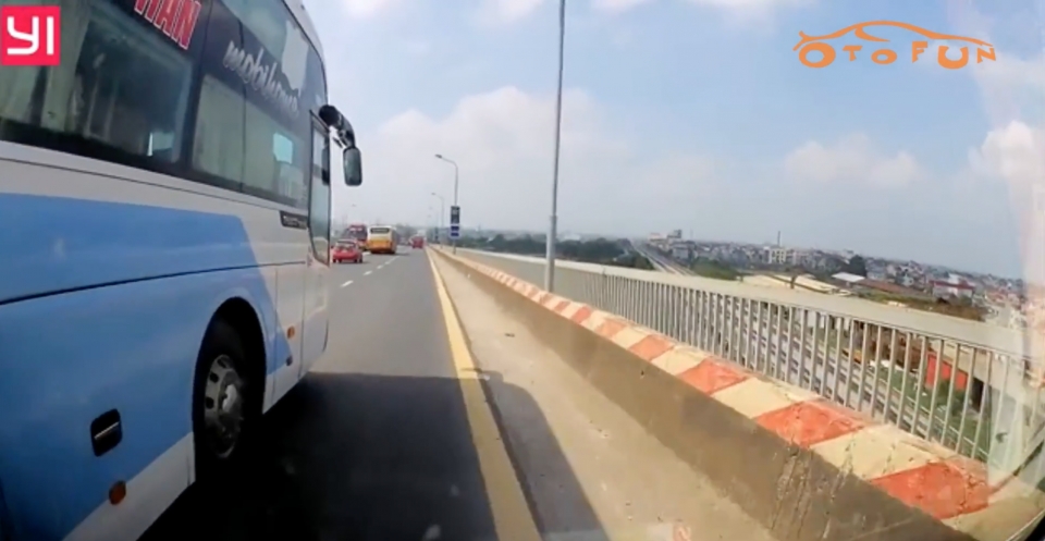 Xe khách vượt phải, chèn ép xe khác trên cầu Thăng Long xe khach vuot phai chen ep xe khac tren cau thang long