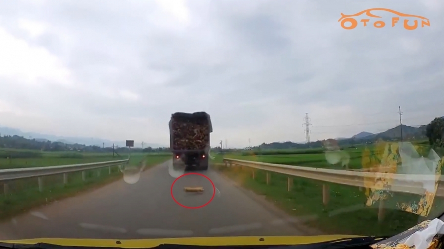 Chở đồ bất cẩn, xe tải làm rơi hàng hoá xuống đường
