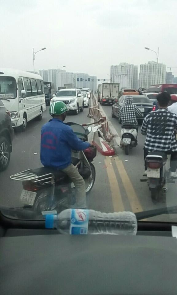 Kia Sorento "ngửa bụng" trên cầu Vĩnh Tuy kia sorento ngua bung tren cau vinh tuy