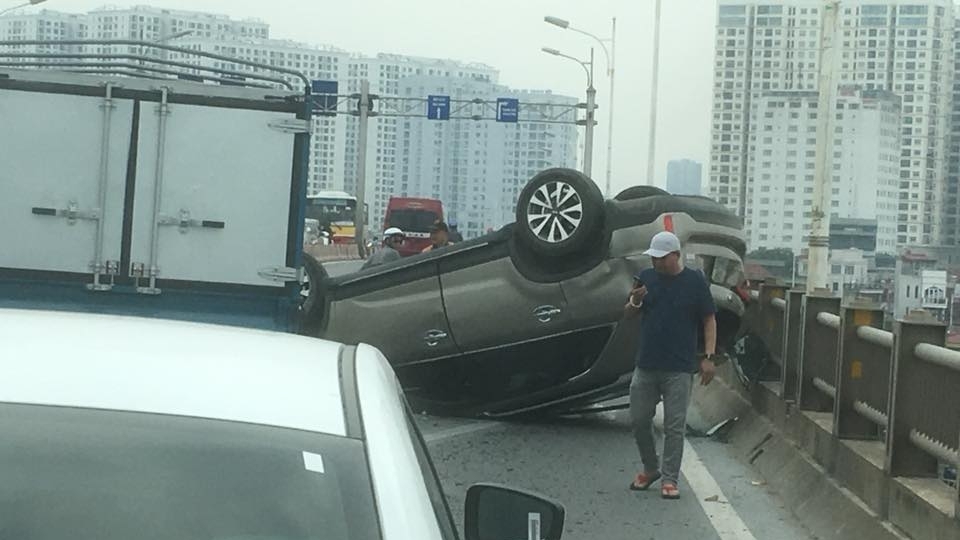 Kia Sorento "ngửa bụng" trên cầu Vĩnh Tuy