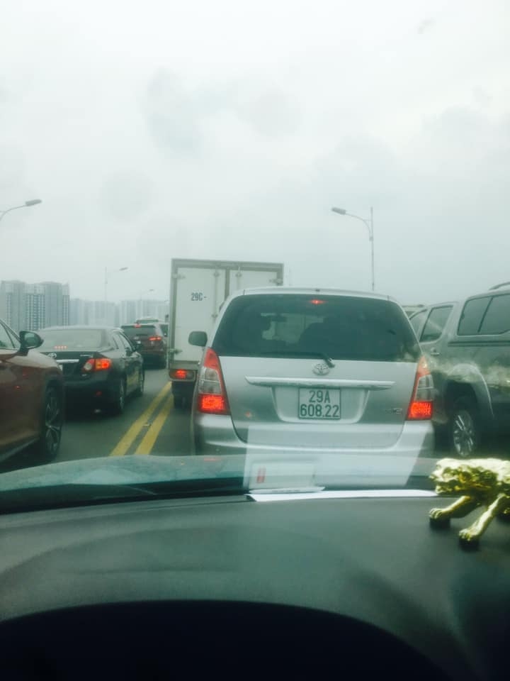 Trải lòng từ một nữ tài xế khi bị xe khác "tạt đầu" trai long tu mot nu tai xe khi bi xe khac tat dau