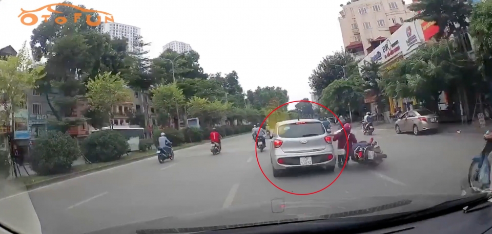 hyundai grand i10 tat dau va bo chay tren duong lang