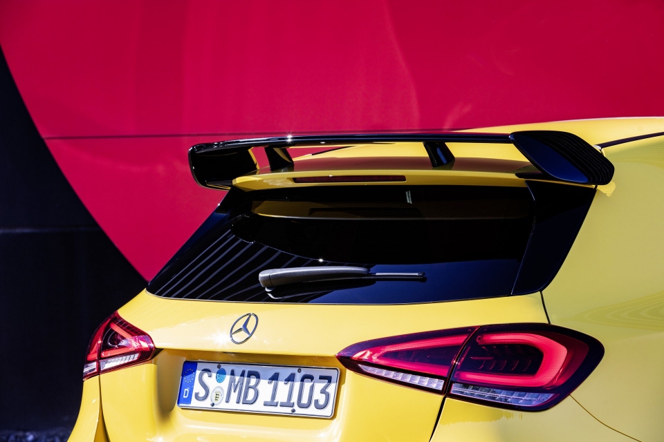 Mercedes-AMG A35 2018: "Bé hạt tiêu" có sức mạnh 301 mã lực cong bo mercedes amg a35 2018 voi dong co tang ap 301 ma luc