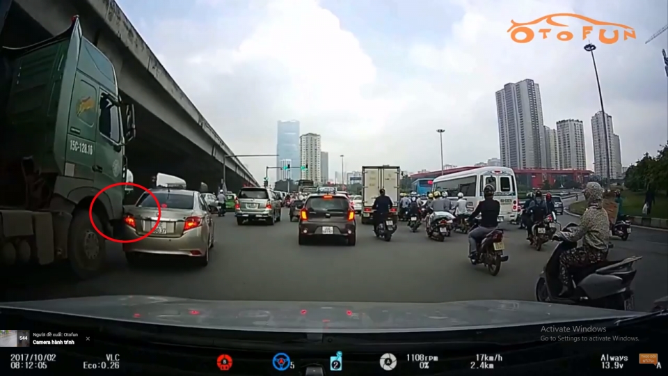 Đi vào điểm mù xe tải, xe con bị đâm xoay ngang di vao diem mu xe tai xe con bi dam xoay ngang