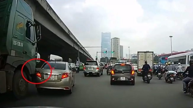 Đi vào điểm mù xe tải, xe con bị đâm xoay ngang