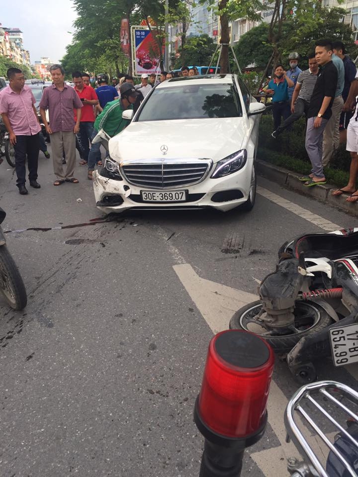 Hà Nội: Xe sang gây tai nạn liên hoàn trên phố Xã Đàn ha noi xe sang gay tai nan lien hoan tren pho xa dan