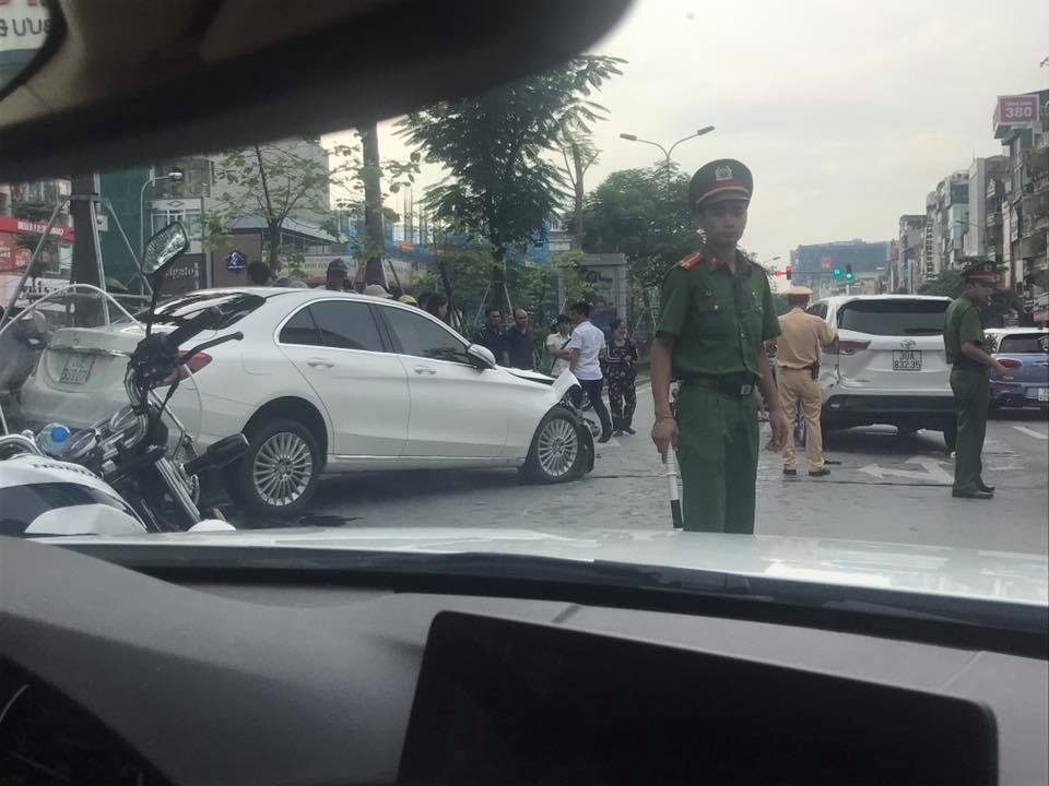 Hà Nội: Xe sang gây tai nạn liên hoàn trên phố Xã Đàn ha noi xe sang gay tai nan lien hoan tren pho xa dan