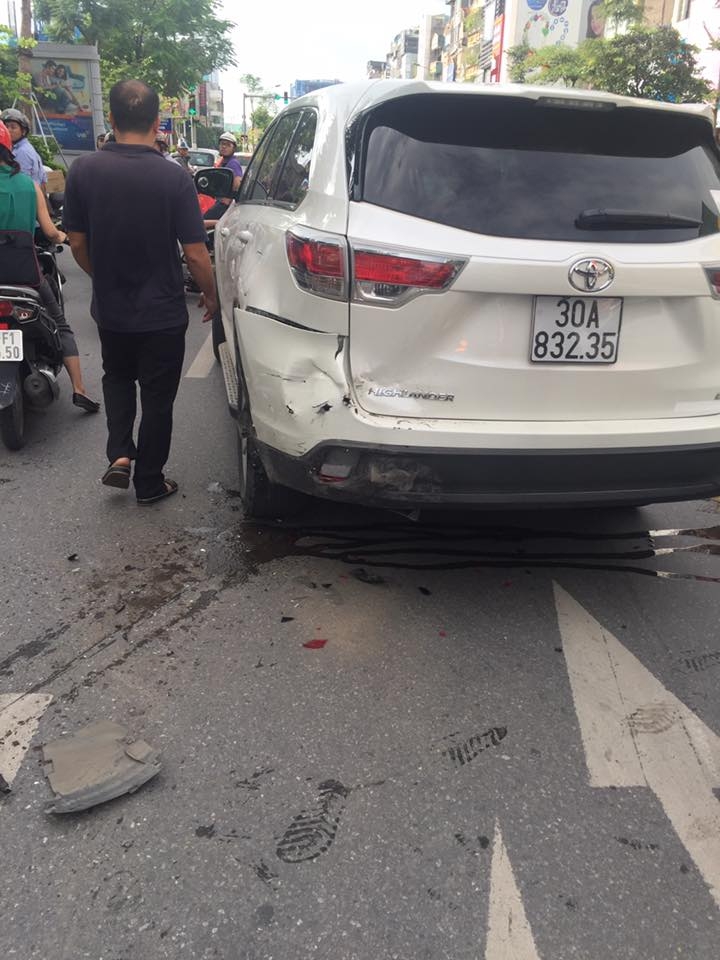 ha noi xe sang gay tai nan lien hoan tren pho xa dan
