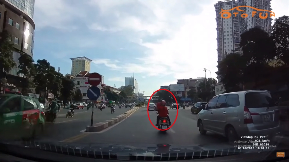Người điều khiển xe máy và lái xe taxi ẩu đả do va chạm giao thông nguoi dieu khien xe may va lai xe taxi au da do va cham giao thong
