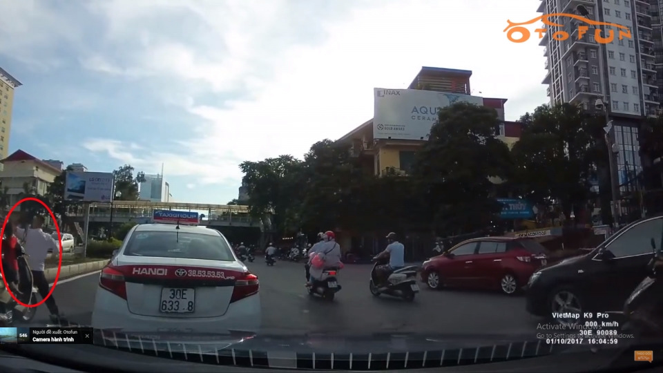 Người điều khiển xe máy và lái xe taxi ẩu đả do va chạm giao thông nguoi dieu khien xe may va lai xe taxi au da do va cham giao thong